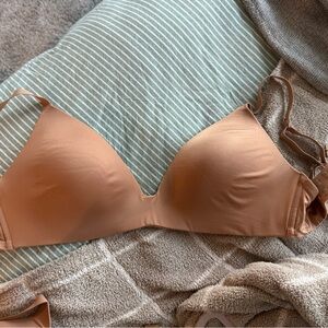 SKIMS Wireless form t-shirt demi bra